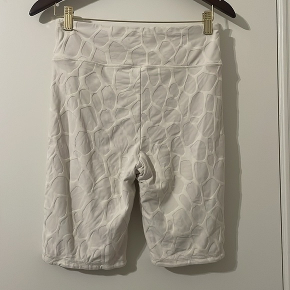 Mono B White Shorts for Women Size L - Picture 3 of 4